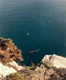 kayak au pied de la falaise