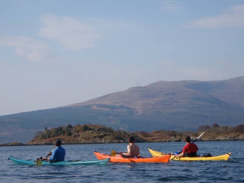 kayakiste autour des îles d'Oban en Ecosse