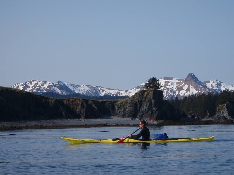 Frédéric Ardouin en kayak sur l'île de kodiak en Alaska