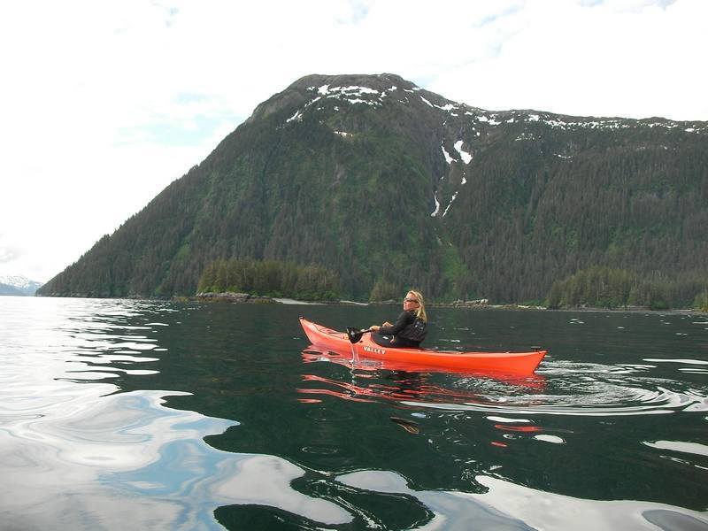 Anne Brétéché en kayak sur l'île de kodiak en Alaska