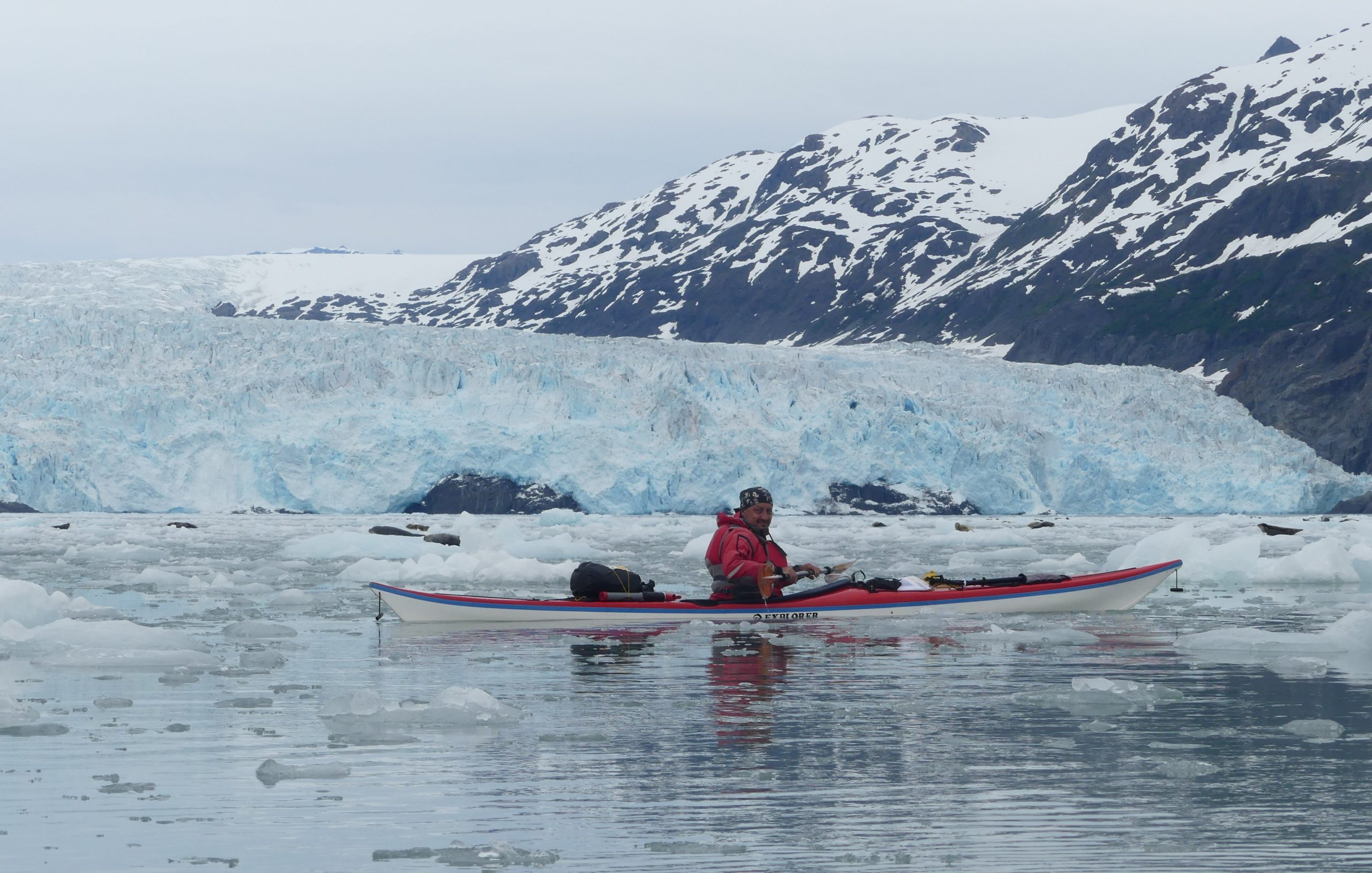 Marc Estrade en kayak devant Chenega Glacier