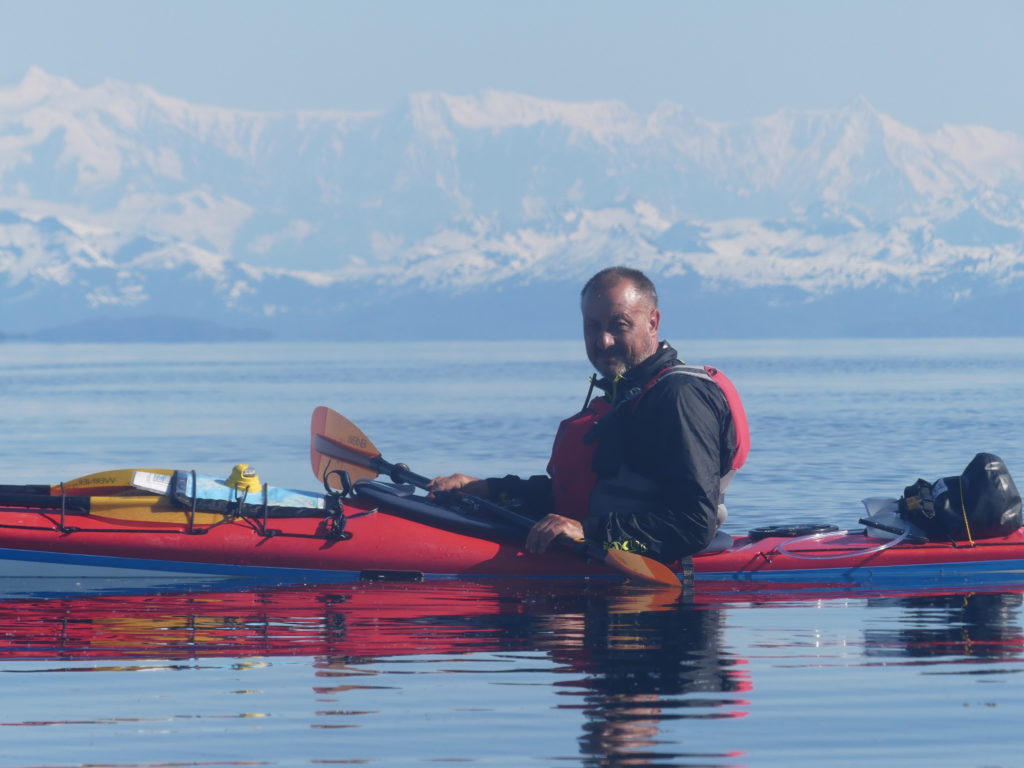 Marc Estrade devant les montagnes Chugach