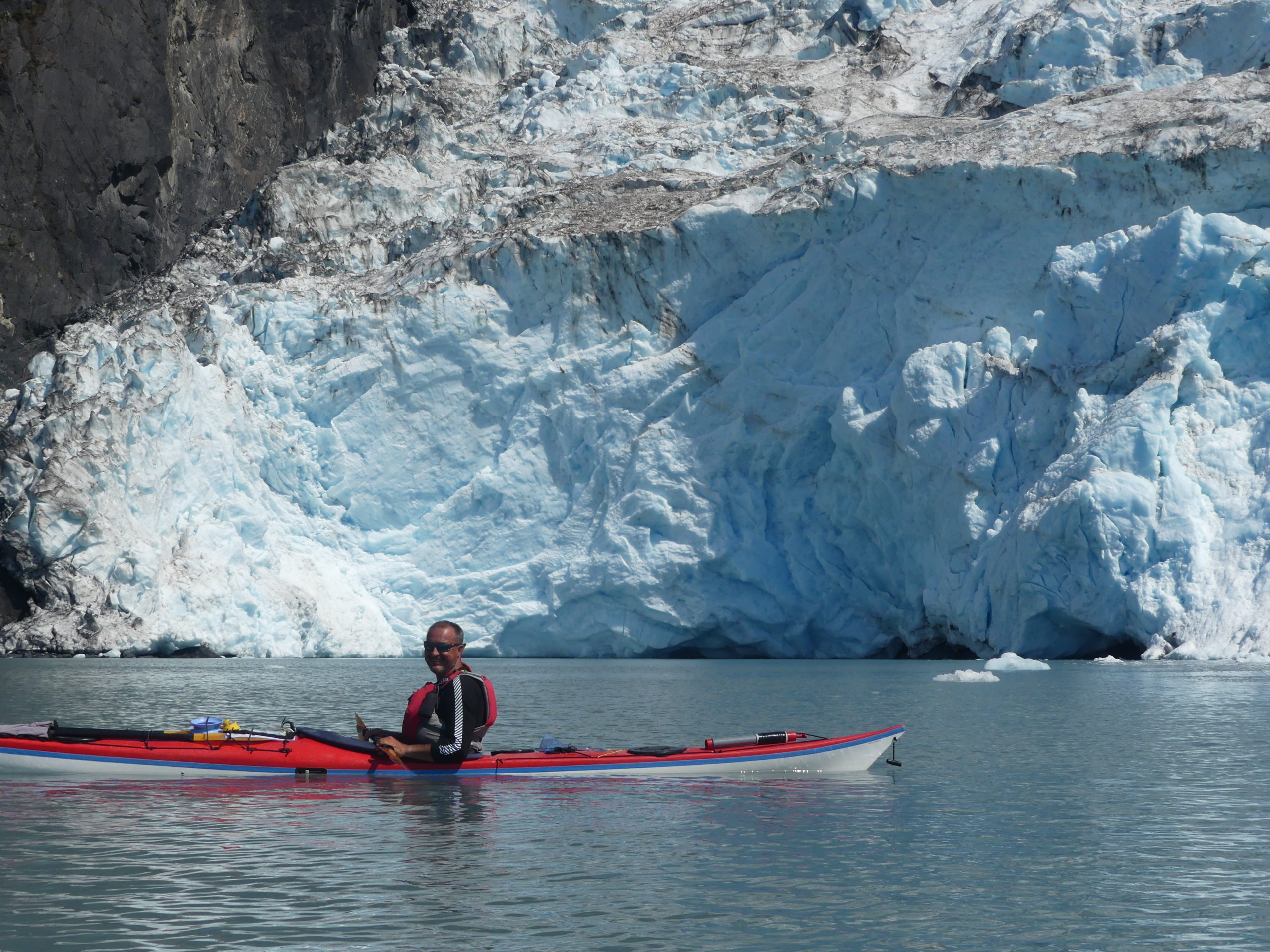 Marc Estrade en kayak devant Coke Glacier, Prince William Sound