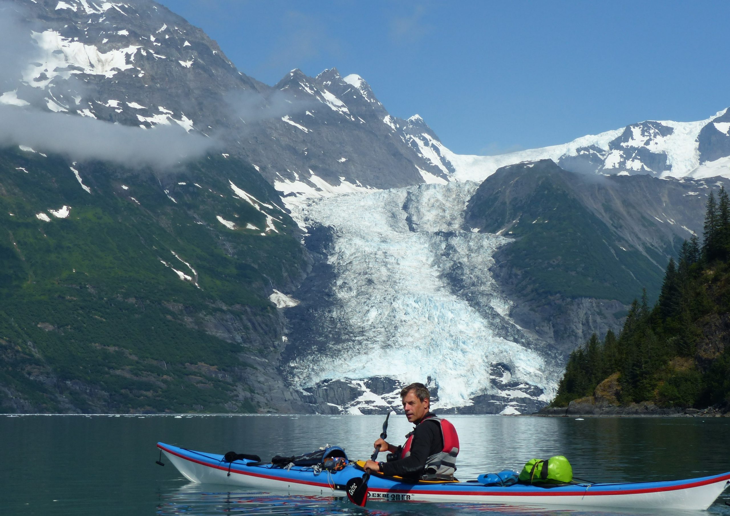 Frédéric Ardouin en kayak devant Cascade Glacier, Barry Arm, Prince William Sound